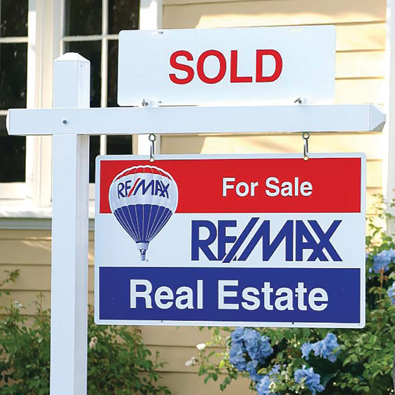 Photo of a Re/Max sign up close for an article about recent Dawn Dause Group reviews.